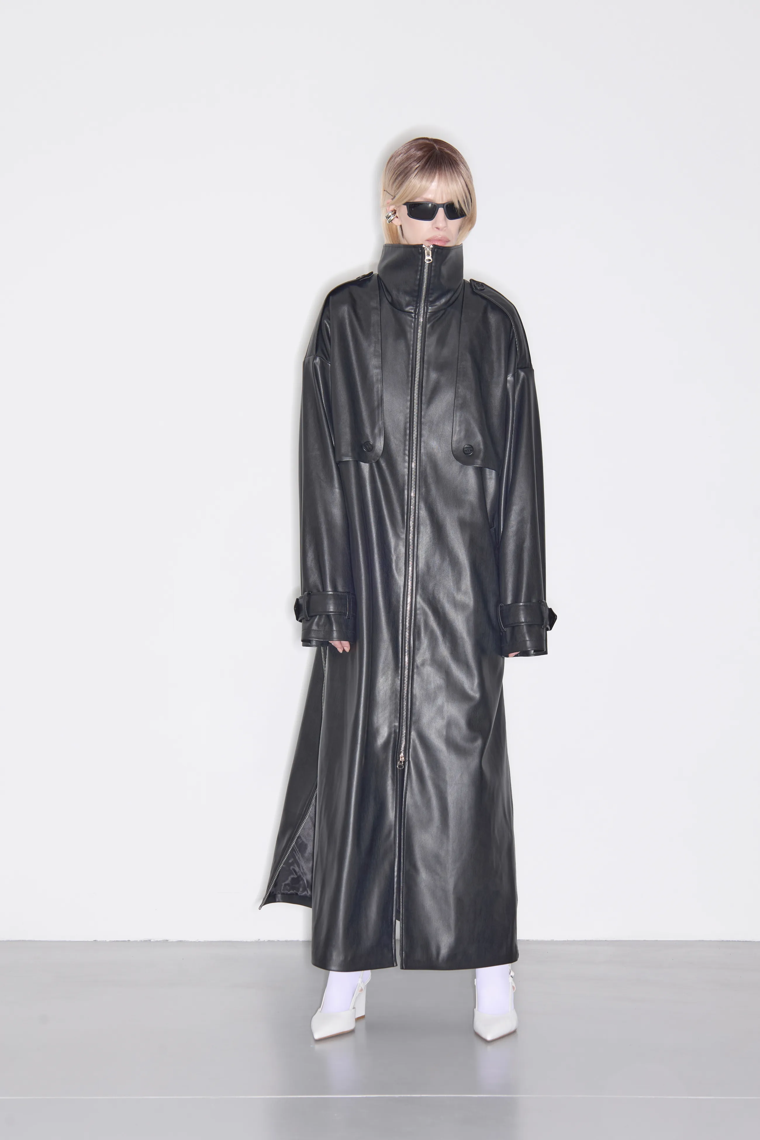 Тренч из экокожи с молниям 