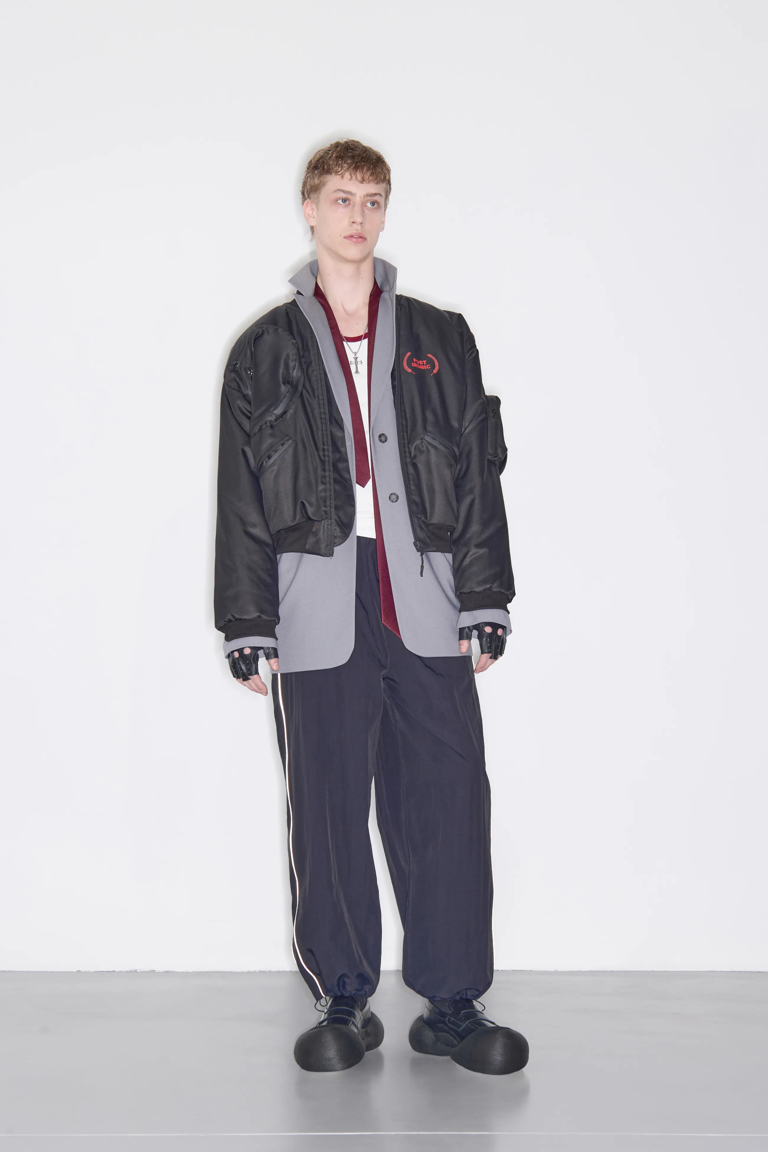 Бомбер с выгнутыми карманами 