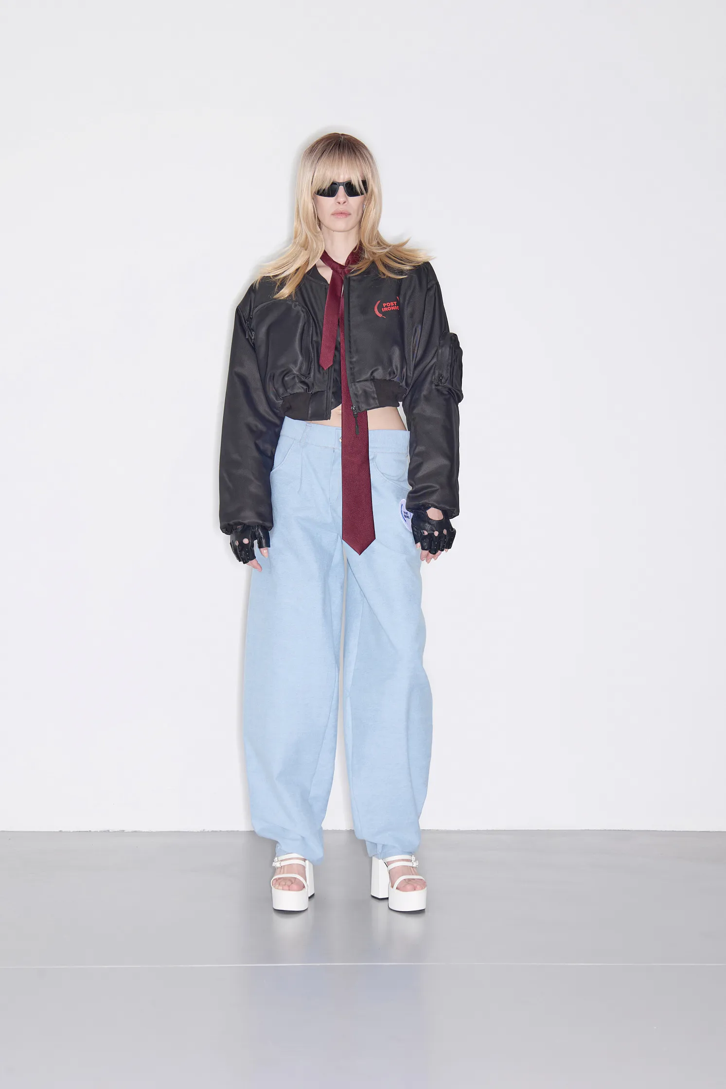 Кроп бомбер с выгнутыми карманами 