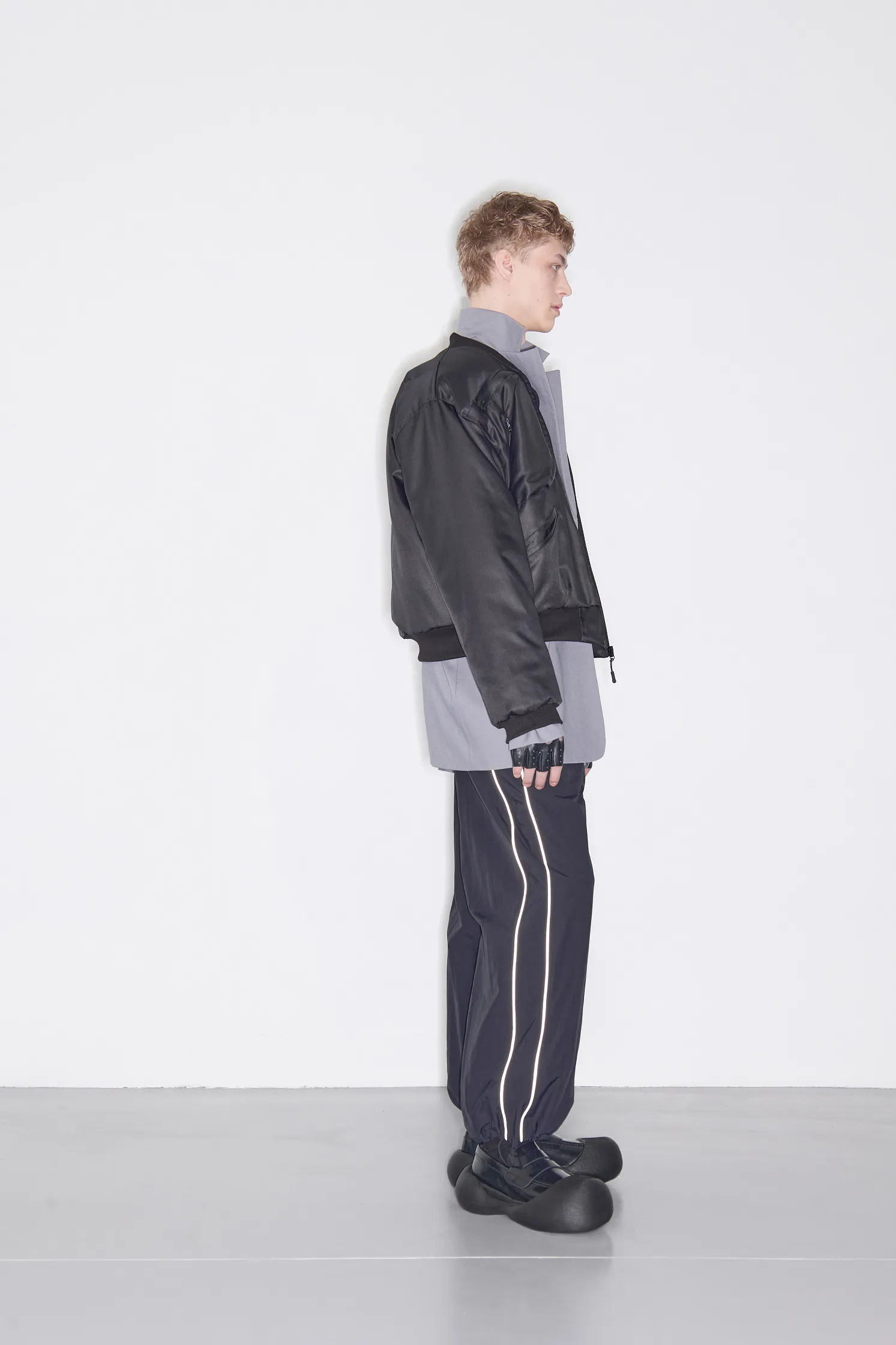 Бомбер с выгнутыми карманами 