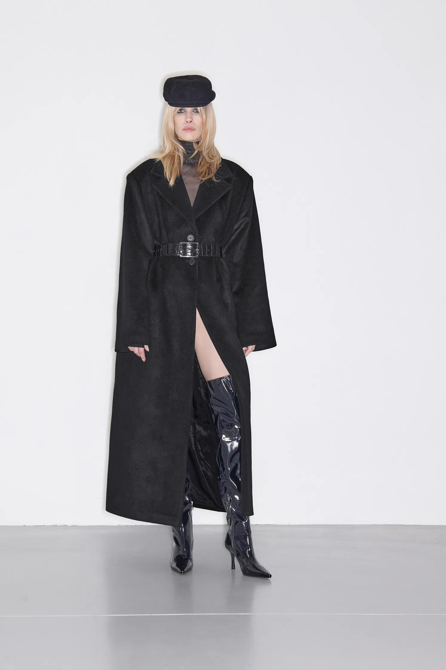 Пальто с зашипами на талии 